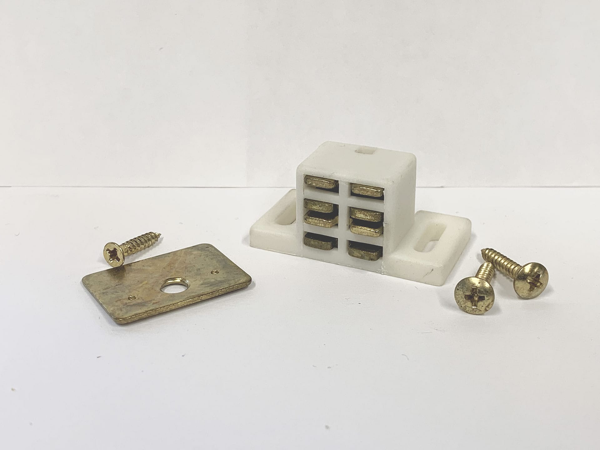 Single Magnet in White with Brass Plate