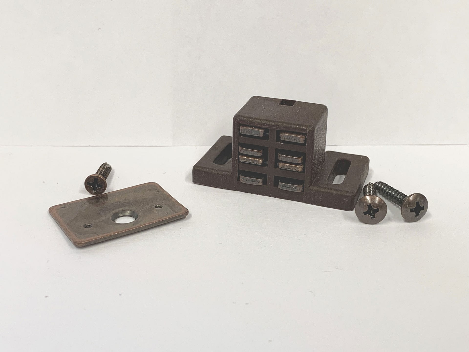 Single Magnet in Brown with Antique Bronze Plate